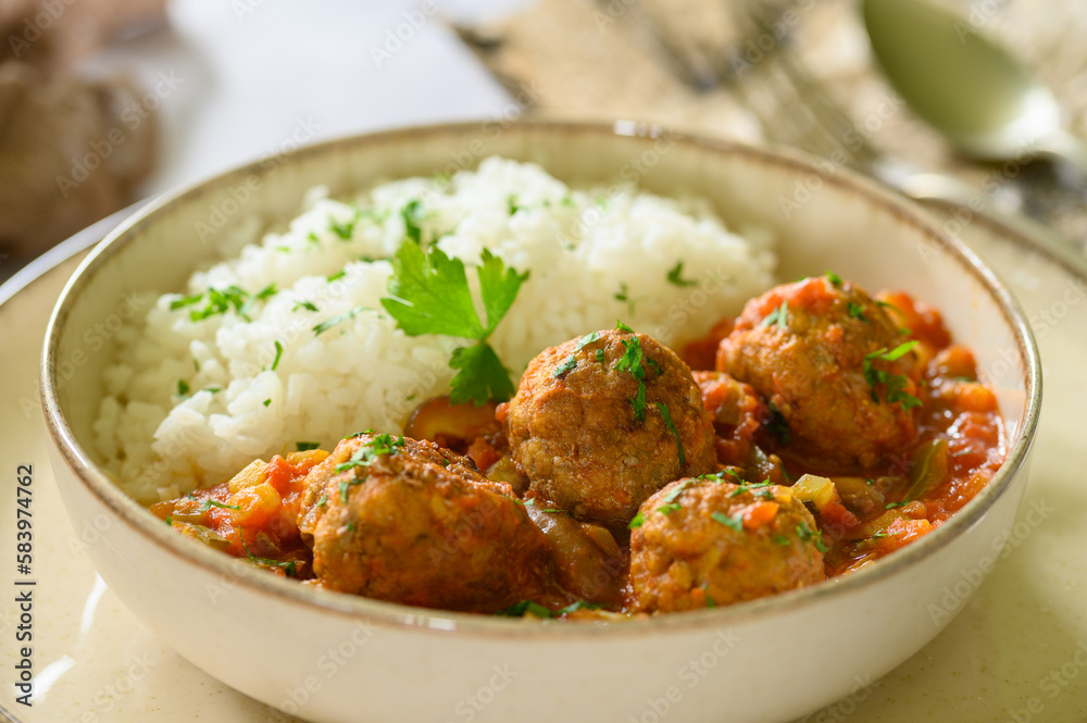 Plate of meatballs to the gardener with rice