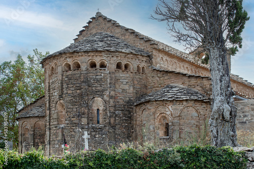 Monasterio de piedra en la montaña