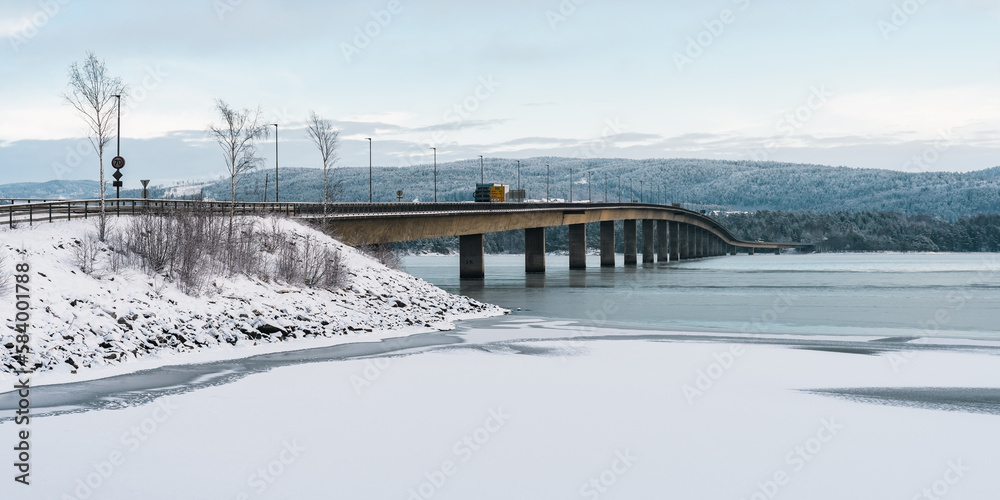 Obraz premium The Lake Mjøsa Bridge crossing from Biri to Moelv in winter.