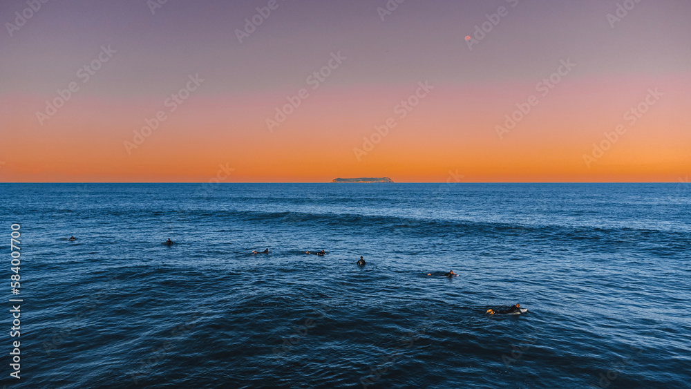 Fototapeta premium Paisagem Paradisíaca Praia Tropical Mole Floripa Florianópolis Ilha Natureza Mar Oceano Atlântico Ondas Areia Cenário Horizonte Viagem Turismo Turístico Santa Catarina Brasil Brasileiro Drone Aéreo