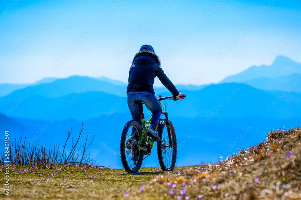 Fototapeta premium Base Nato con Bici elettrica 