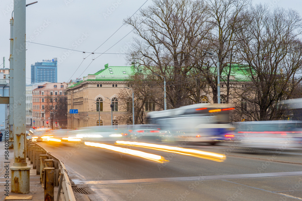 Obraz premium Car and public transport traffic movement in blurred motion during rush hour