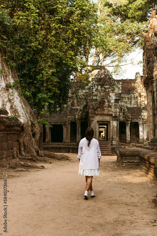Girl in tjhe ruins od Angkor Wat