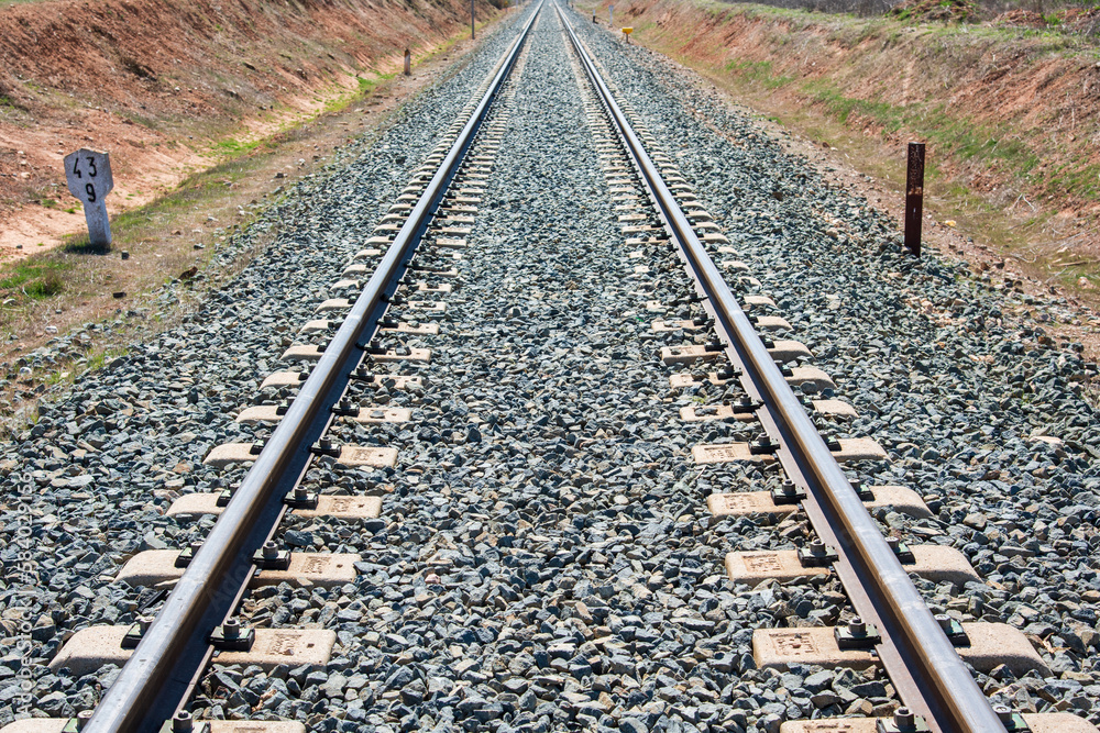 Detalle de una vía de ferrocarril desde un paso a nivel Detalle de una vía de ferrocarril desde un paso a nivel