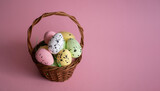 Wielkanocny koszyk z pisankami 