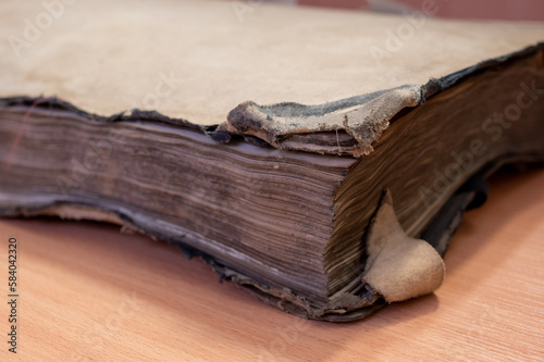 stara zniszczona księga z odartą okładką