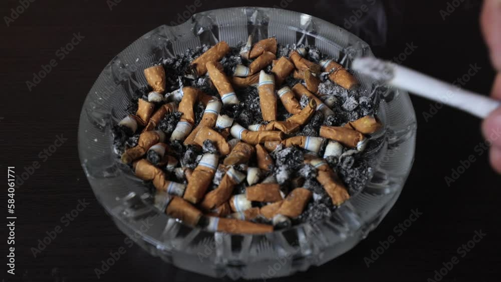 Vidéo Stock Cigarettes in an ashtray, ashes, many smoked cigarettes. A strong passion for