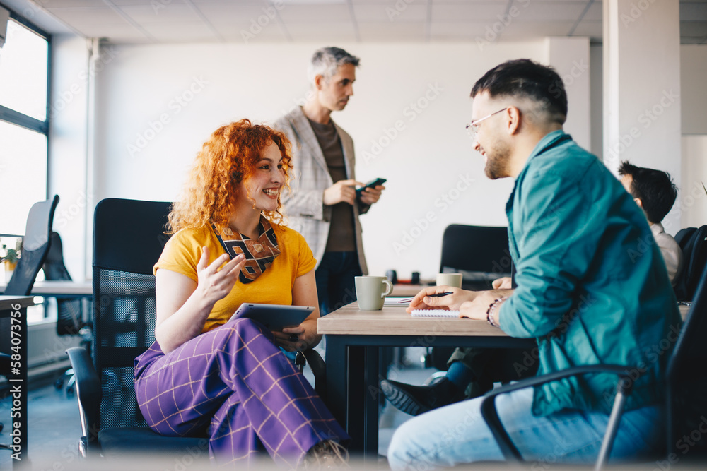 Obraz premium Man looking at a digital tablet that a colleague is showing at work