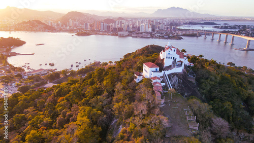 Convento da Penha, Vila Velha, ES: santuário católico localizado no alto do morro, com vista panorâmica e peregrinação religiosa desde 1558.