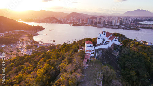 Convento da Penha, Vila Velha, ES: santuário católico localizado no alto do morro, com vista panorâmica e peregrinação religiosa desde 1558.