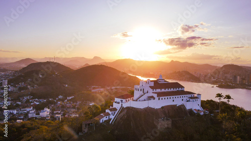 Convento da Penha, Vila Velha, ES: santuário católico localizado no alto do morro, com vista panorâmica e peregrinação religiosa desde 1558.