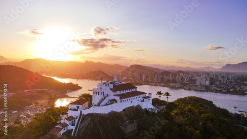 Convento da Penha, Vila Velha, ES: santuário católico localizado no alto do morro, com vista panorâmica e peregrinação religiosa desde 1558.