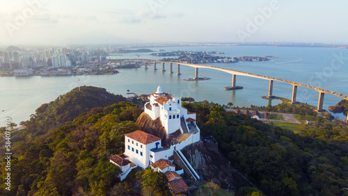 Convento da Penha, Vila Velha, ES: santuário católico localizado no alto do morro, com vista panorâmica e peregrinação religiosa desde 1558.