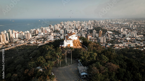 Convento da Penha, Vila Velha, ES: santuário católico localizado no alto do morro, com vista panorâmica e peregrinação religiosa desde 1558.