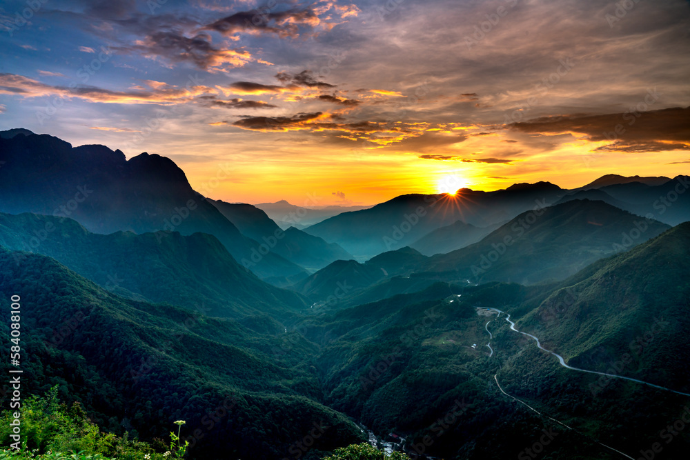 Obraz premium View panoramic photos of the majestic beauty of O Quy Ho in Lao Cai province, Vietnam pass at sunset