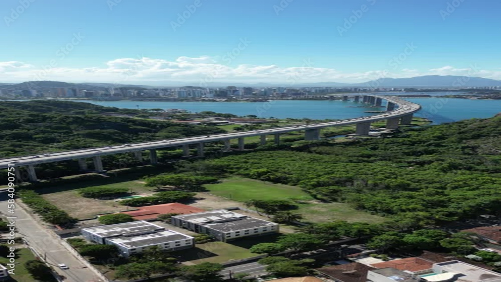 Imagem vertical aérea de Vila Velha, mostrando a Praia da Costa, 3ª Ponte e o Convento da Penha.