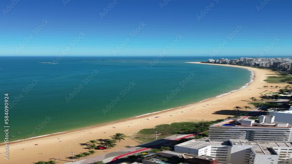 Imagem vertical aérea de Vila Velha, mostrando a Praia da Costa, 3ª Ponte e o Convento da Penha.