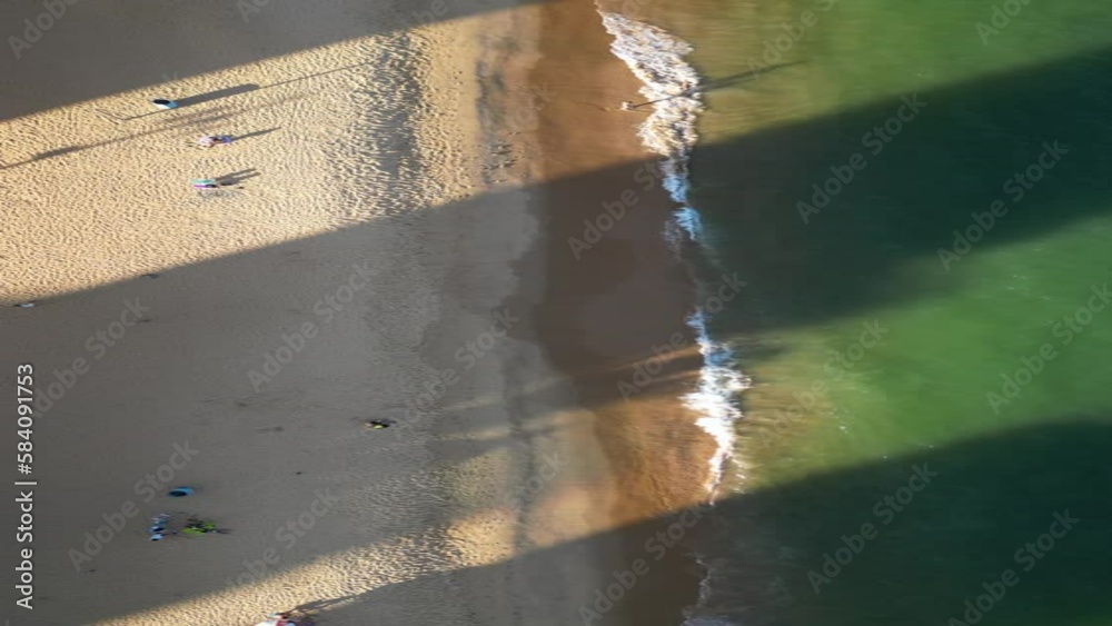 Imagem vertical aérea de Vila Velha, mostrando a Praia da Costa, 3ª Ponte e o Convento da Penha.