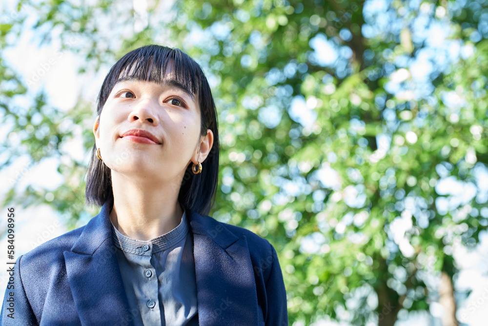 リラックスした表情のビジネスウーマンのポートレート リラックスした表情のビジネスウーマンのポートレート