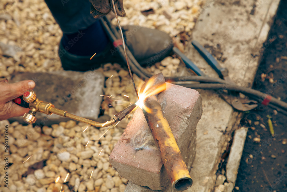 Obraz premium Gas welding of metal at the construction site.