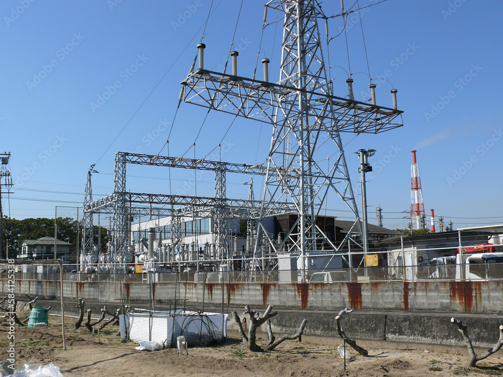 変電所の高圧電線引き込み用鉄塔。 工業地帯の変電所。 日本の田舎の風景。 Фотографія Stock | Adobe Stock