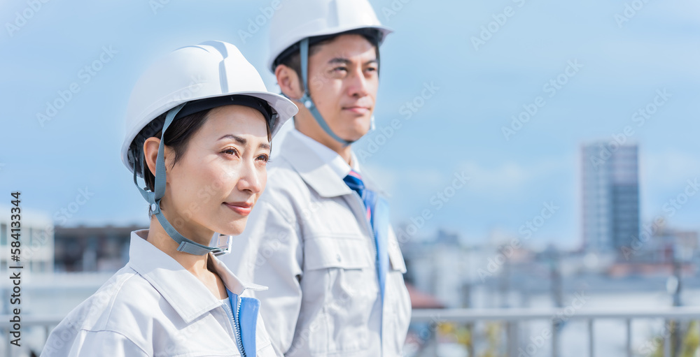 ヘルメットを被った日本人男女 ヘルメットを被った日本人男女