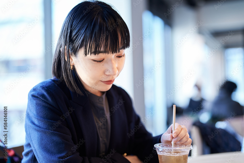 カフェでくつろぐ若い女性 カフェでくつろぐ若い女性