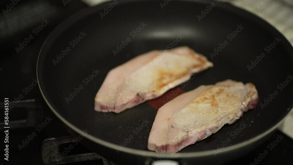 豚ロース肉を焼く様子 豚ロース肉を焼く様子