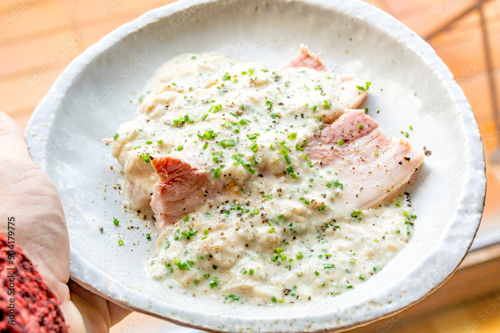 Wurzelfleisch gepökelter Bauch mit Sauce auf weißen Teller Wurzelfleisch gepökelter Bauch mit Sauce auf weißen Teller
