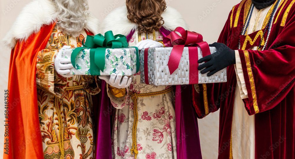 Melchor, Gaspar y Baltasar, Los tres Reyes Magos sujetando dos regalos en fondo claro