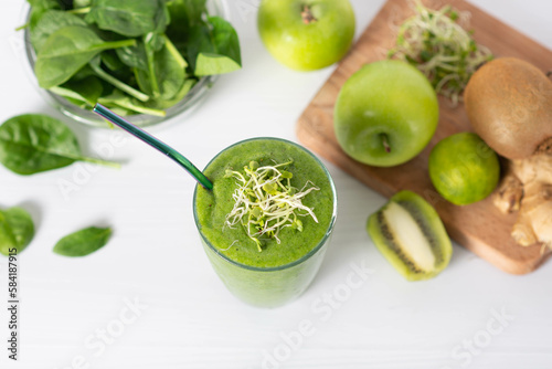 green smoothie with kiwi and spinach