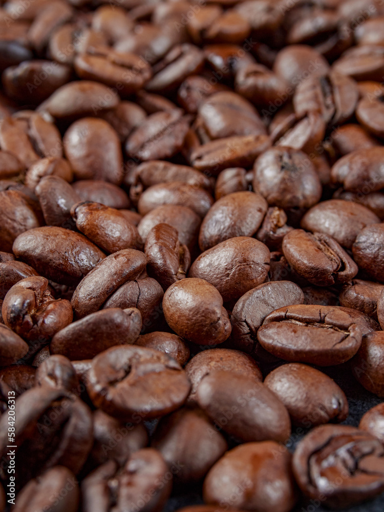 Naklejka premium Antique vintage retro bronze coffee mill on black wooden board with roasted coffee beans