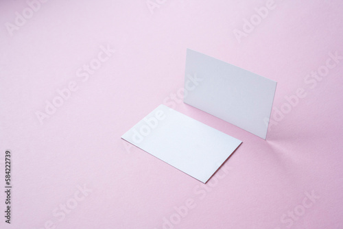 Blanko Visitenkarte auf rosa Hintergrund