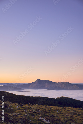 Colores del amanecer sobre los montes