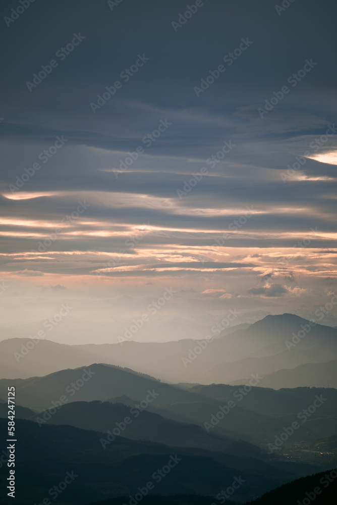 Luz del atardecer sobre los montes de la Cordillera Cantábrica, Euskadi Luz del atardecer sobre los montes de la Cordillera Cantábrica, Euskadi