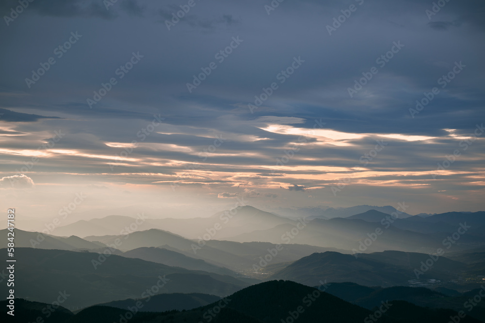 Obraz premium Luz del atardecer sobre los montes de la Cordillera Cantábrica, Euskadi