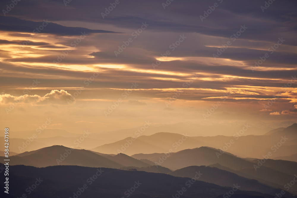 Luz del atardecer sobre los montes de la Cordillera Cantábrica, Euskadi