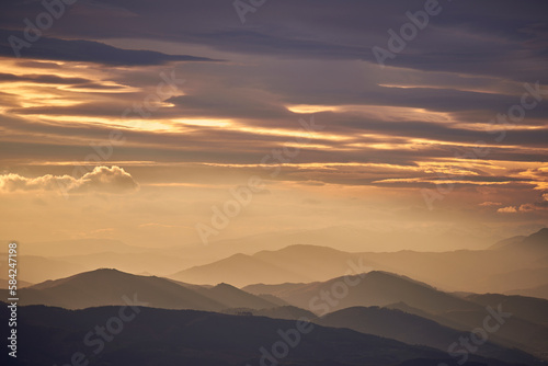 Luz del atardecer sobre los montes de la Cordillera Cantábrica, Euskadi