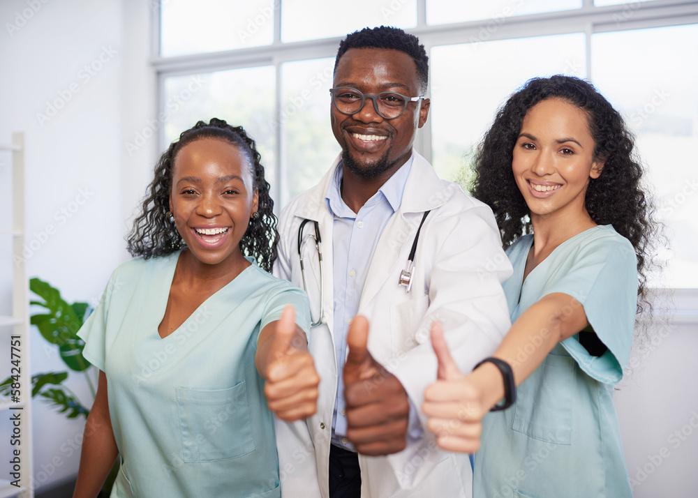 Three medical healthcare professionals stand in a row give thumbs up - obrazy, fototapety, plakaty 
