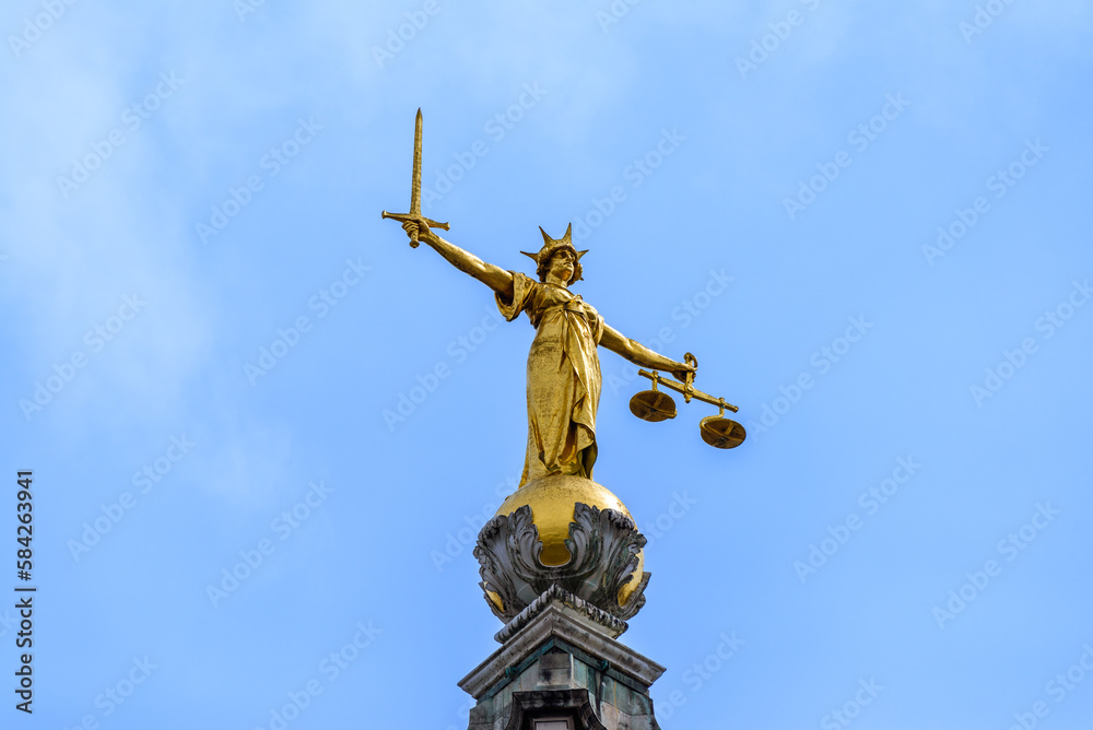 Fototapeta premium Statue of Lady Justice atop the Old Bailey Statue, London, UK