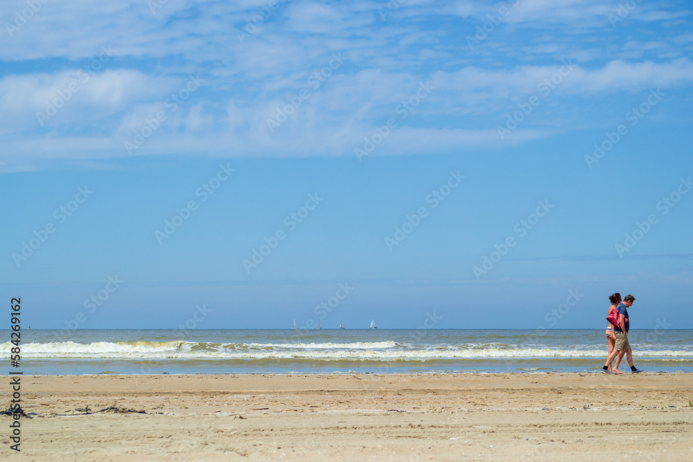 Promenade à deux  sur la plage au bord de la mer du Nord en juillet