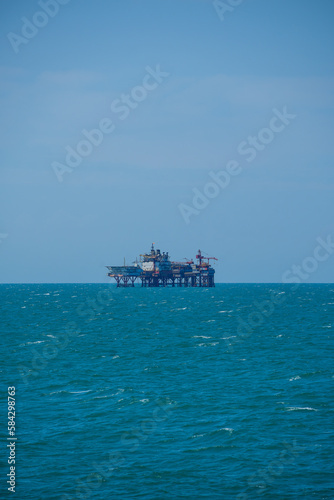 Fototapeta Naklejka Na Ścianę i Meble -  Oil or gas drilling platform