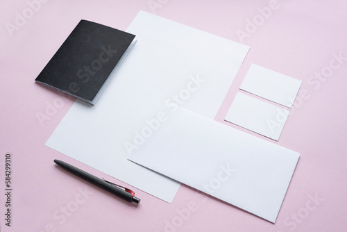 Geschäftsausstattung, Business Unterlagen auf pinkem Hintergrund