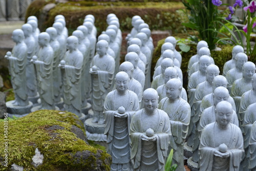 規則正しく並ぶたくさんの仏像