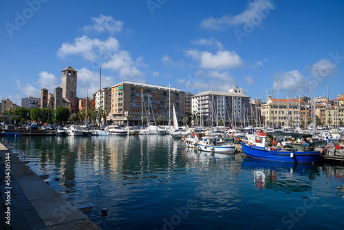 Città Di mare - porto con barche e palazzi della città