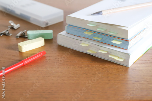 赤ペンと参考書　勉強イメージ