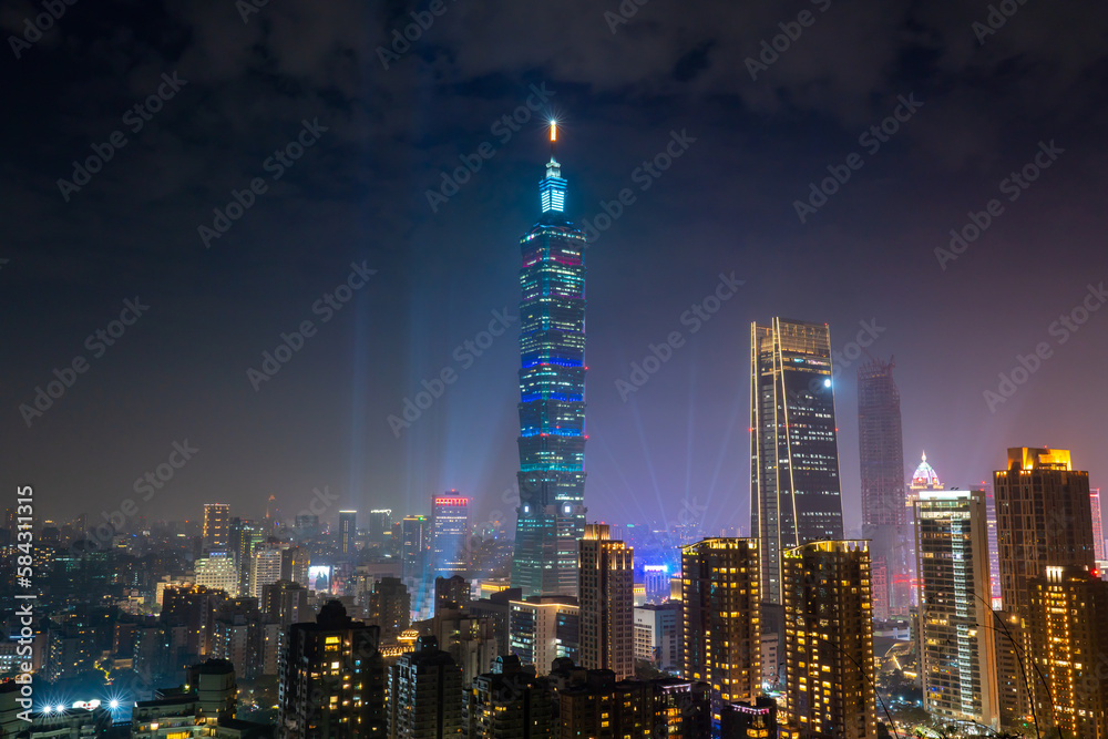 Fototapeta premium 象山煙火平台から見る台北101と信義区の夜景