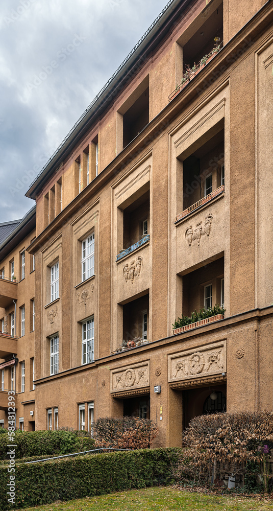 Denkmalgeschützte Hausfassade mit Ornamentschmuck im Berliner Rheingauviertel