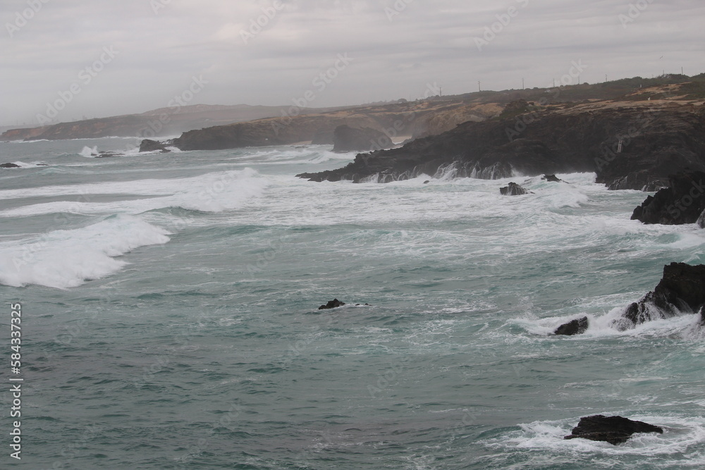 Océan Atlantique vagues sur rochers Portugal
