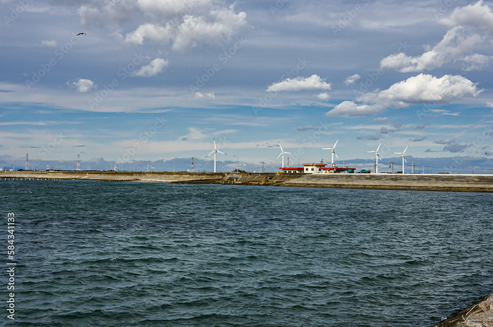 風力発電の風車と入江